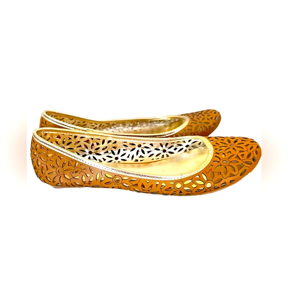 Kenneth Cole Reaction - Women’s Laser-Cut Floral Tan Ballet Flats Sz 7.5M